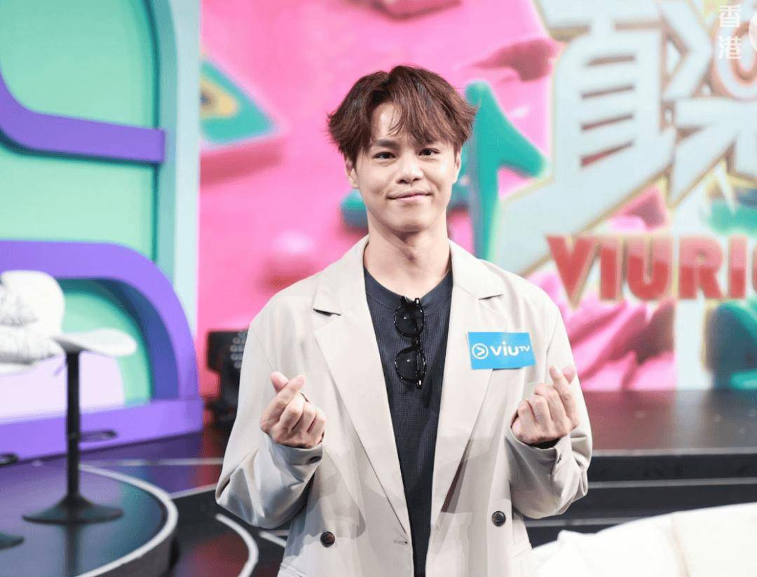 TVB男星被指拍吻戏突然伸舌，儿子现身回应：偶尔出现情有可原